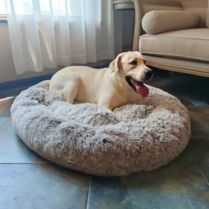 Cama afelpada tipo dona para perros y gatos